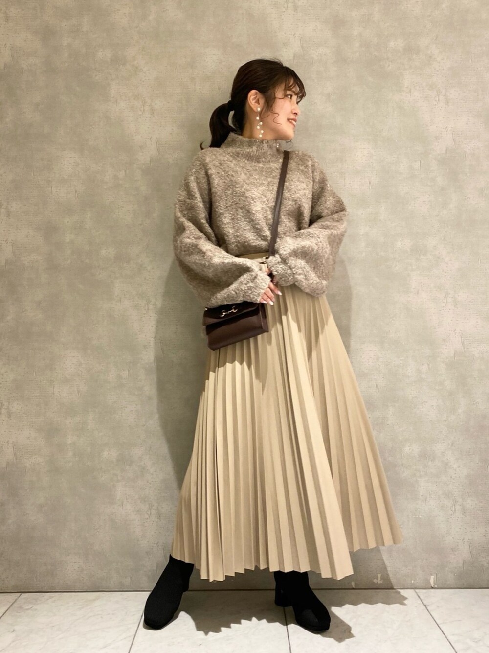 「今日のコーデ、低身長、ハイネック、ニット、プチプラ、シンプル、プリーツスカート、エコレザー、ロングスカート、ナチュラル」｜「mysty womanのカラーブークレニットプルオーバー 926846（ニット/セーター、グレー系）」を使った、お こ めさん（レディース・155cm）の冬コーディネートの1枚目の写真