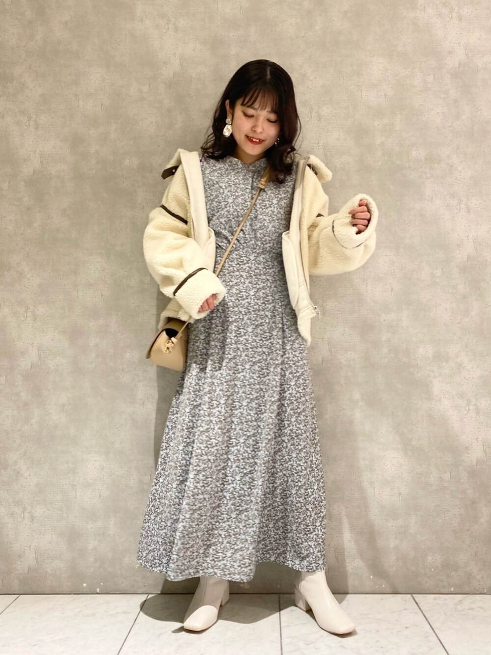 「今日のコーデ、ワンピース、ショルダーバッグ、シンプル、低身長、ボマージャケット、ジャケット、花柄、ブルー、お洒落さんとつながりたい」｜「mysty womanのバックリボン小花マーメイドワンピース 931060（ワンピース、ブルー系）」を使った、お こ めさん（レディース・155cm）の冬コーディネートの1枚目の写真