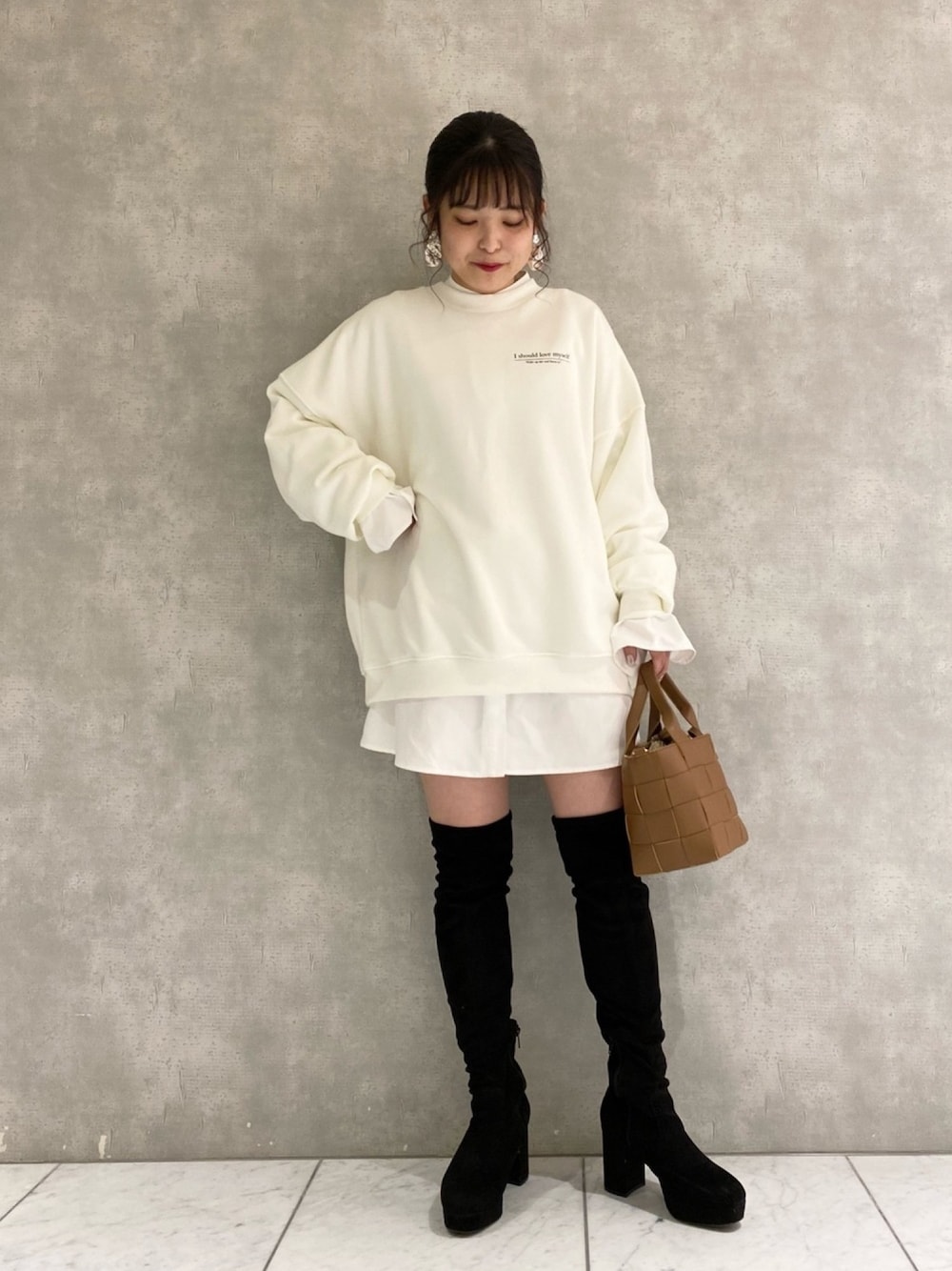 「今日のコーデ、スウェット、プチプラ、レイヤードスタイル、ハイネック、シンプル、ブーツ、低身長、シャツ、韓国ファッション」｜「mysty womanのロゴプリント裏毛プルオーバー 934924（スウェット、ホワイト系）」を使った、お こ めさん（レディース・155cm）の冬コーディネートの1枚目の写真