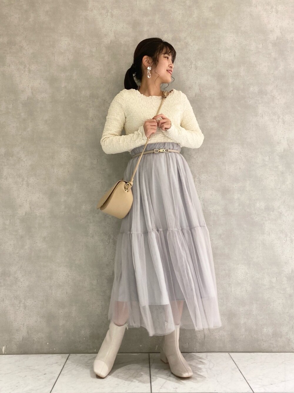 「今日のコーデ、大人コーデ、ロングスカート、シンプル、チュールスカート、ティアードスカート、ブーツ、大人かわいい、低身長、ブラウス」｜「mysty womanのシャーリングプルオーバー 931065（Tシャツ/カットソー、ベージュ系）」を使った、お こ めさん（レディース・155cm）の冬コーディネートの1枚目の写真