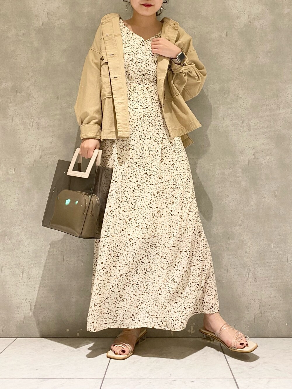 「ジャケット、シャツスタイル、春夏コーデ、ミリタリージャケット、ワンピース、低身長、クリアバッグ、サンダル、ホワイトコーデ、オトナカジュアル」｜「mysty womanのハートネックプリントワンピース 941796（ワンピース、ベージュ系）」を使った、お こ めさん（レディース・155cm）の春コーディネートの1枚目の写真