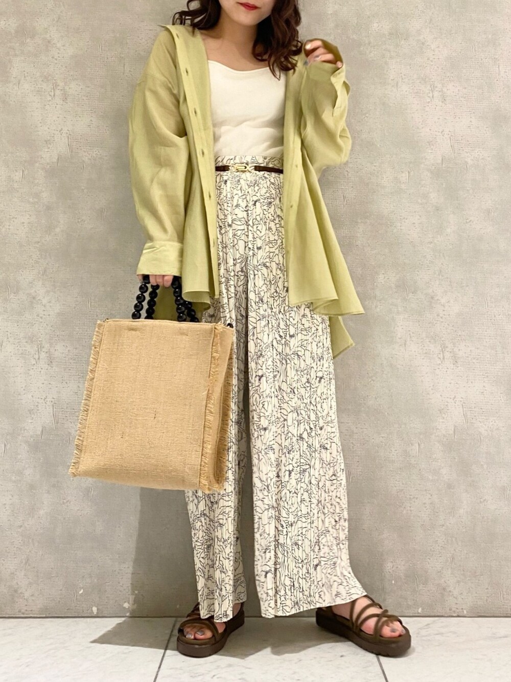 「春、カジュアル、オトナカジュアル、春カラー、ラクチンコーデ、フェミニン、シャツスタイル、シアーシャツ、サンダル、イエロー」｜「mysty womanの2WAYテレコタンク 940346（タンクトップ、ホワイト系）」を使った、お こ めさん（レディース・155cm）の春コーディネートの1枚目の写真