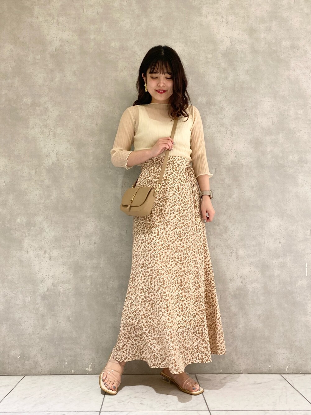 「春、オトナ女子、キレイめ、フェミニン、花柄、スカート、シアー、プリーツ、サンダル、クリアサンダル」｜「mysty womanのシアプリーツメロープルオーバー 941795（Tシャツ/カットソー、ホワイト系）」を使った、お こ めさん（レディース・155cm）の春コーディネートの1枚目の写真