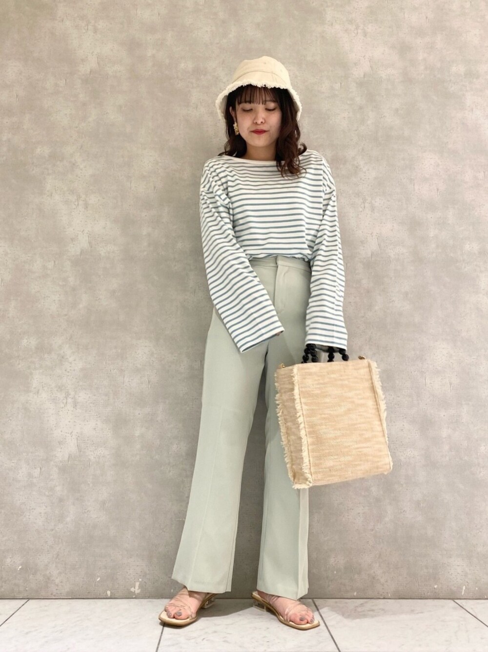 「春、カジュアル、オトナカジュアル、春カラー、バケットハット、ボーダー、Tシャツ、パンツスタイル、グリーン、ワントーンコーデ」｜「mysty womanのフリンジバケットハット 938581（ハット、ホワイト系）」を使った、お こ めさん（レディース・155cm）の春コーディネートの1枚目の写真