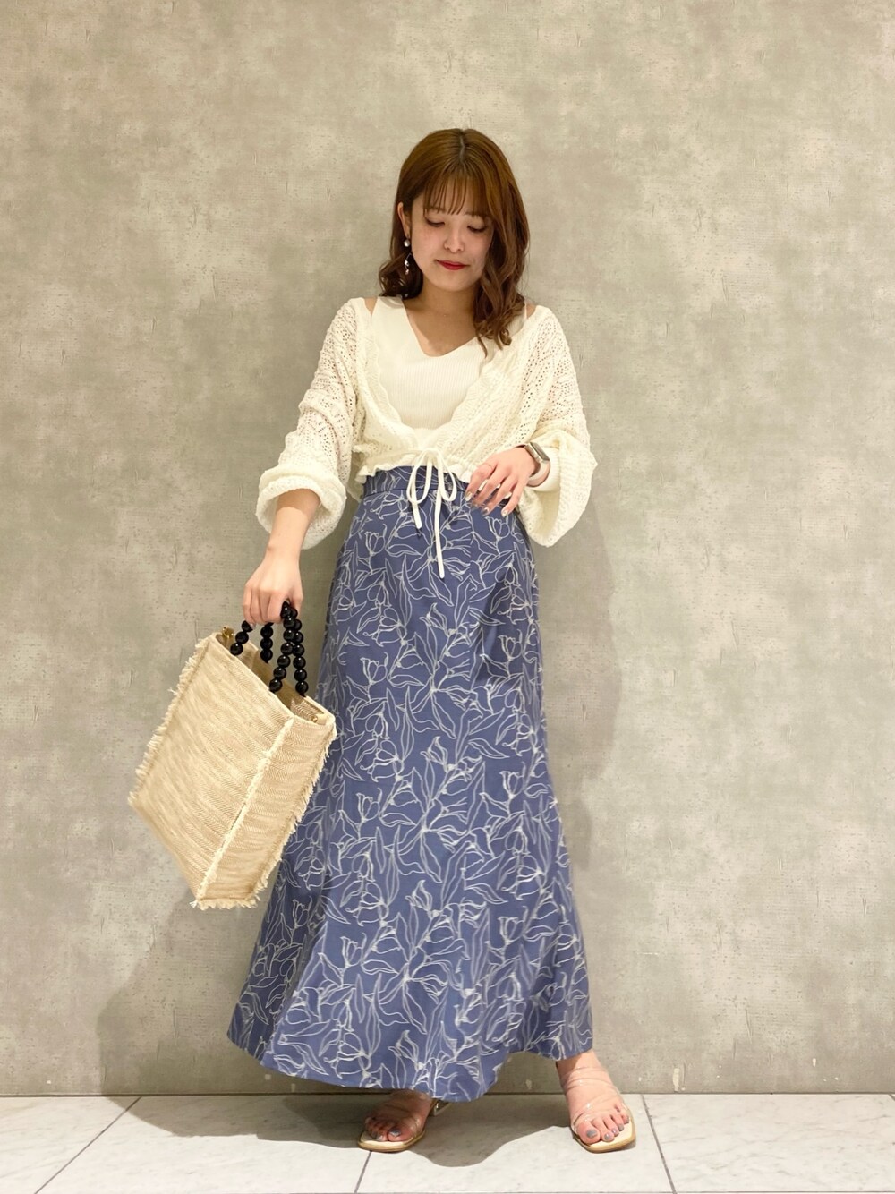 「きれいめカジュアル、春カラースタイル、ootd、オトナ女子、カーディガン、ホワイト、ロングスカート、マーメイドスカート、サンダル、花柄」｜「mysty womanのショートスカシアミツインニット 945020（ニット/セーター、ホワイト系）」を使った、お こ めさん（レディース・155cm）の春コーディネートの1枚目の写真