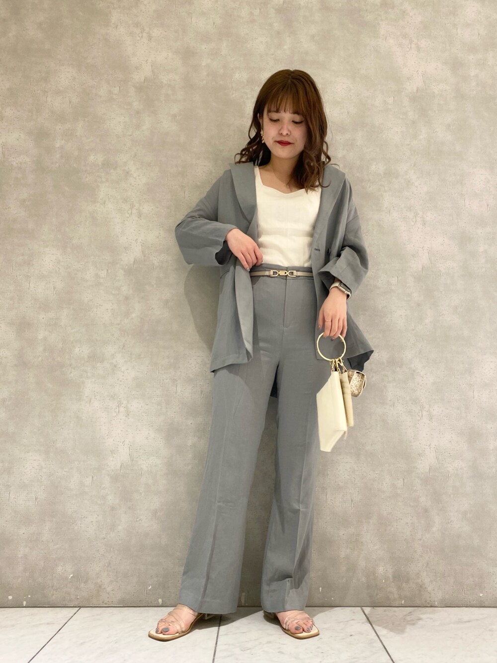 「主役はカラーパンツ、きれいめカジュアル、セットアップ、リネン、春カラースタイル、春、オトナ女子、ワントーンコーデ、サンダル、クリアサンダル」｜「mysty womanのルーズリネンジャケット 942706（テーラードジャケット、ブルー系）」を使った、お こ めさん（レディース・155cm）の春コーディネートの1枚目の写真
