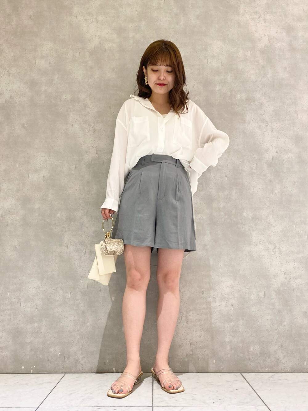 「セットアップ、リネン、きれいめカジュアル、ショートパンツ、春、着回しコーデ、カジュアル、シャツスタイル、オーバーサイズ、ホワイト」｜「mysty womanのWポケットオーバーシャツ 941797（シャツ/ブラウス、ホワイト系）」を使った、お こ めさん（レディース・155cm）の春コーディネートの1枚目の写真