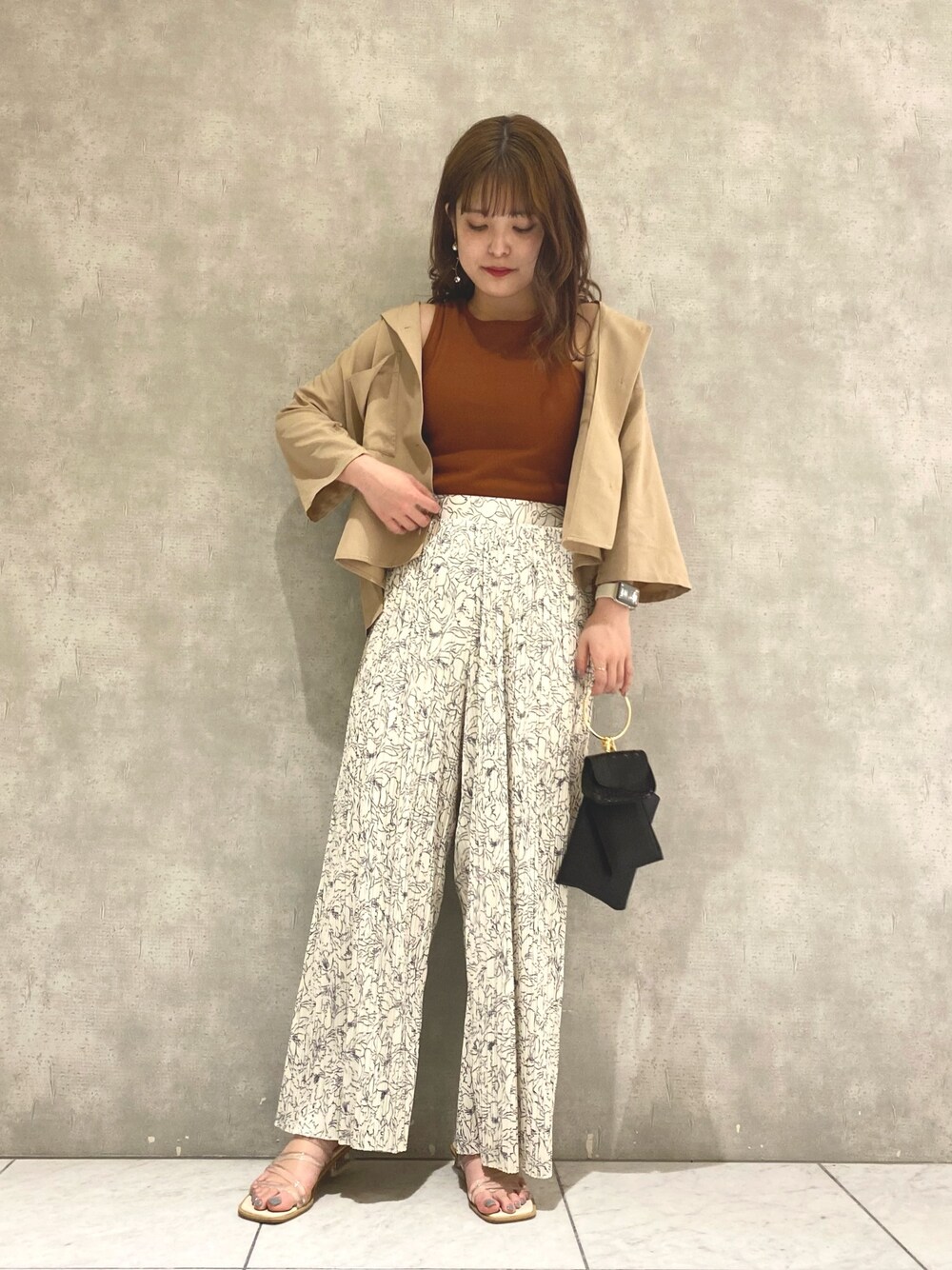 「春コーデ、今日のコーデ、シャツスタイル、プリーツパンツ、プリーツ、シャツ、テラコッタ、サンダル、クリア、低身長」｜「mysty womanのカップ付きアメスリツインプルオーバー 944726（Tシャツ/カットソー、ブラウン系）」を使った、お こ めさん（レディース・155cm）の春コーディネートの1枚目の写真