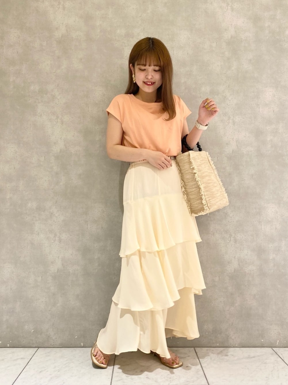「スカート、シンプル、低身長、オレンジ、ティアード、ティアードスカート、ホワイト、サンダル、フレアスカート、春夏コーデ」｜「mysty womanのバックホールギャザープルオーバー 944564（Tシャツ/カットソー、オレンジ系）」を使った、お こ めさん（レディース・155cm）の春コーディネートの1枚目の写真