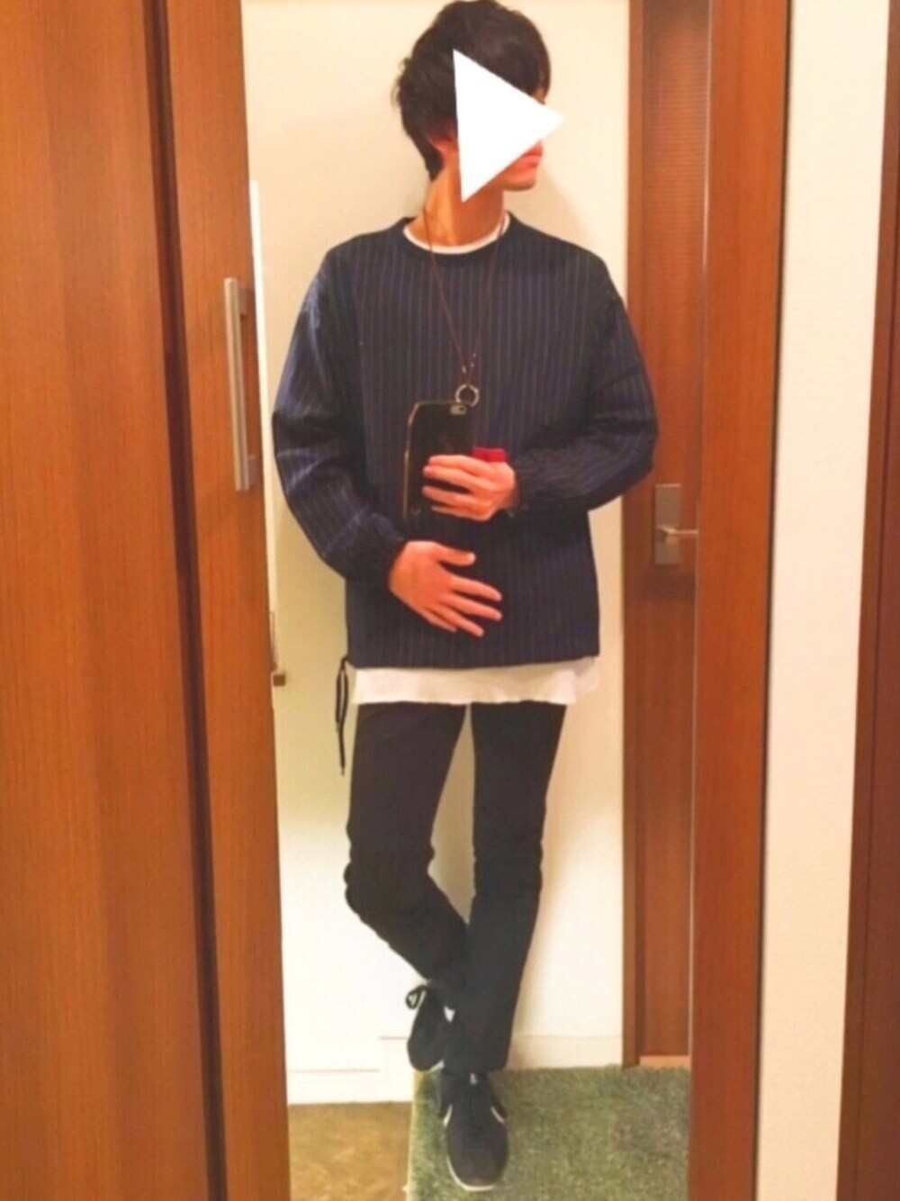 ブラック系のシャツ/ブラウス、ホワイト系のTシャツ/カットソー、ブラック系のその他パンツを着用したメンズの春コーディネートの1枚目の写真