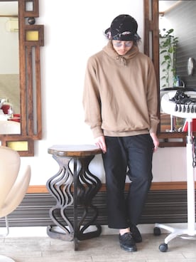 「プルオーバーパーカー」｜「アイテム（チノパンツ）」を使った、上水流（弟）さん（メンズ・171cm）の春コーディネート