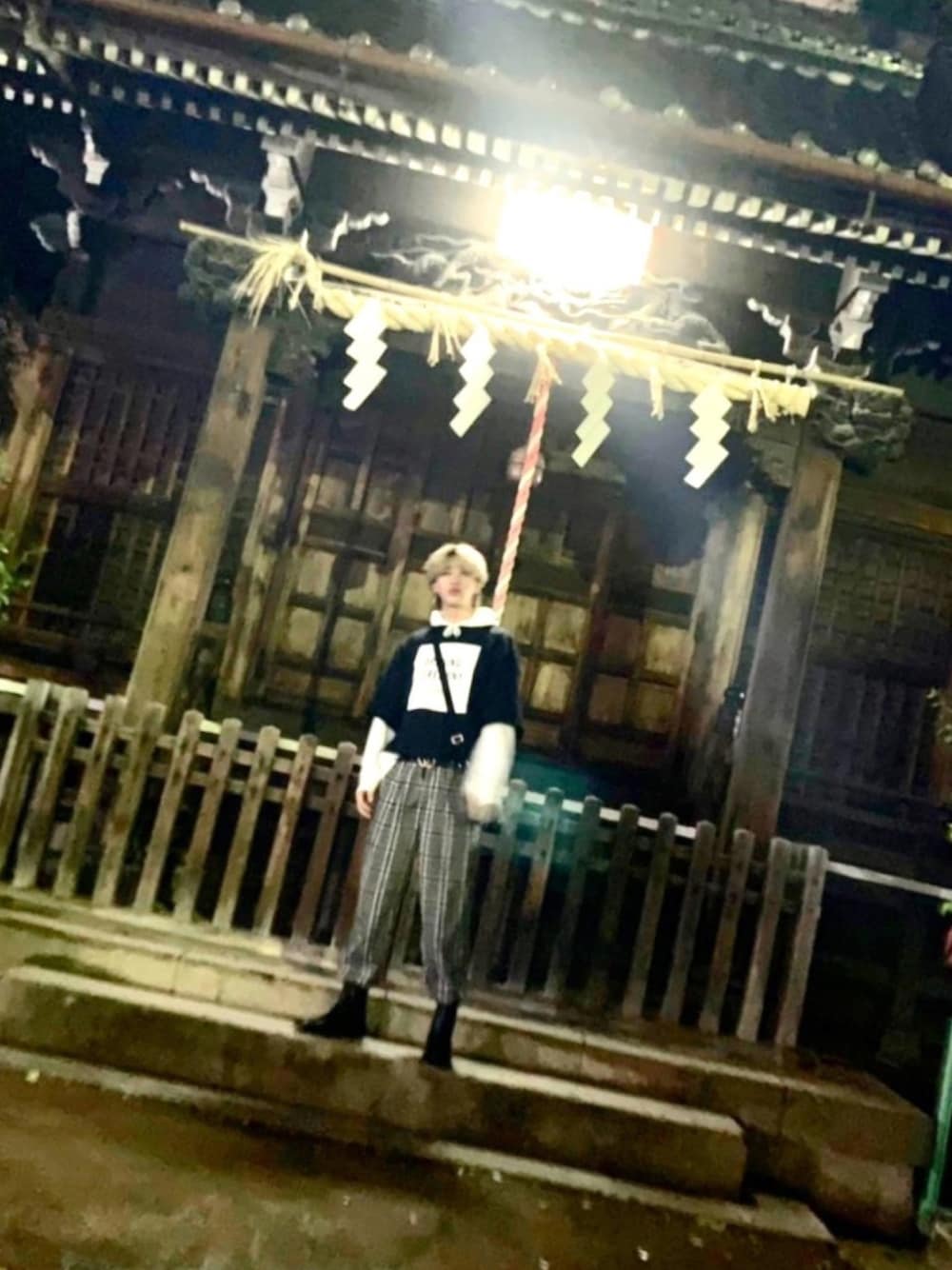 「ブーツイン、タックイン、ショルダーバッグ、韓国ファッション、神社、腹減った、春コーデ、데일리룩、오오티디」｜「OPENING CEREMONYのアイテム（Tシャツ/カットソー、ブラック系）」を使った、ひょんさん（メンズ・181cm）の春コーディネートの1枚目の写真
