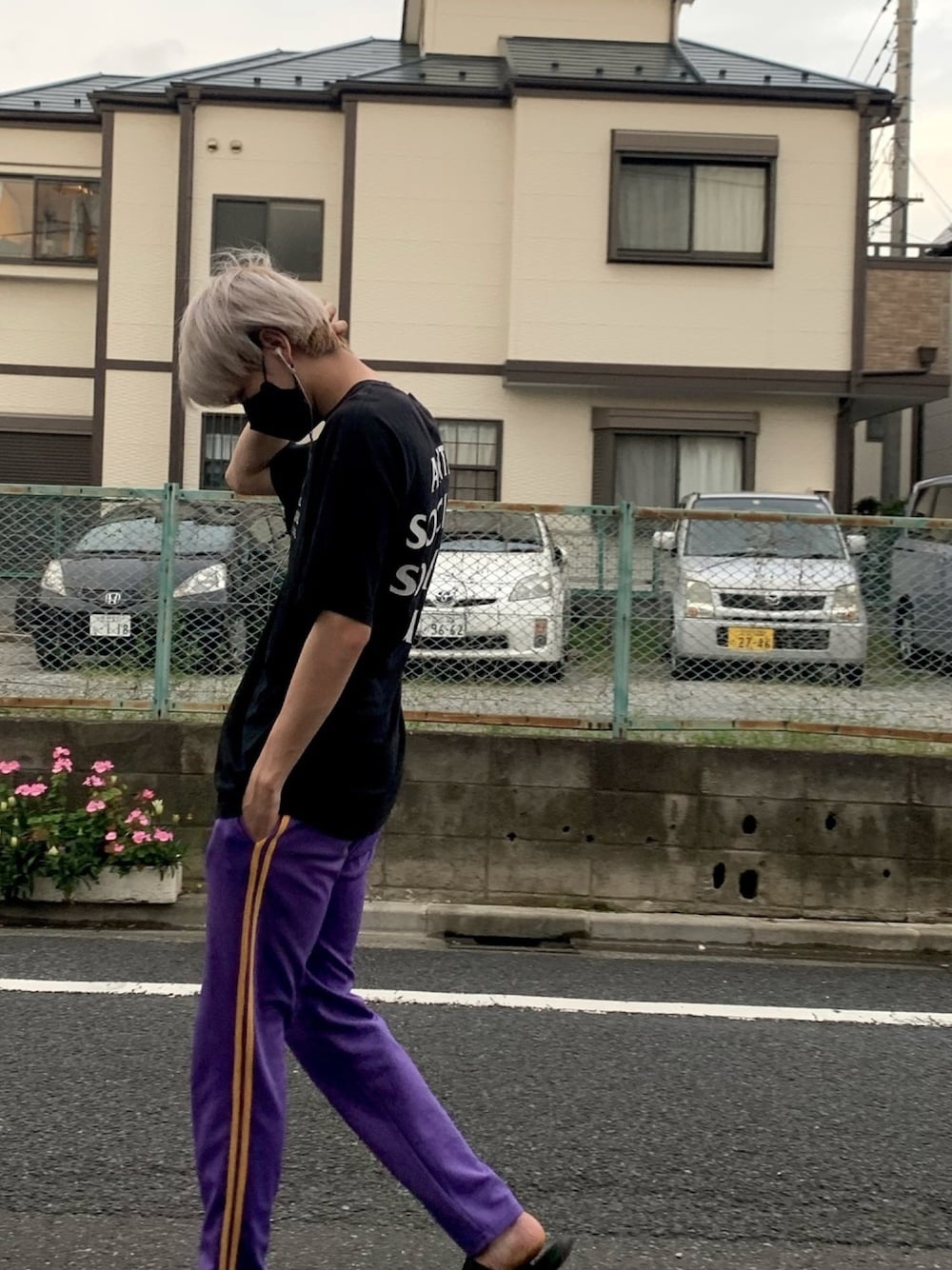 「自粛、自粛コーデ、ダル着、三密、ちょっとコンビニまで、韓国ファッション、韓国コーデ、antisocialsocialclub、パープル、密です」｜「ANTI SOCIAL SOCIAL CLUBのアイテム（Tシャツ/カットソー、ブラック系）」を使った、ひょんさん（メンズ・181cm）の春コーディネートの1枚目の写真