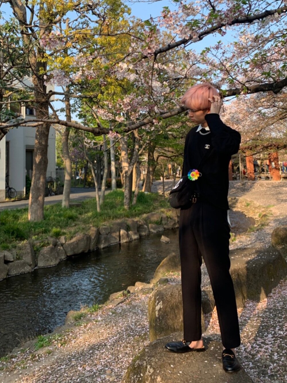 「春、春コーデ、春色ヘア、Spring Day、ジミンヘア、ブラック、ブラックコーデ、韓国、カイカイキキ、シンプルコーデ」｜「CHANELのアイテム（ブローチ/コサージュ、シルバー系）」を使った、ひょんさん（メンズ・181cm）の夏コーディネートの1枚目の写真