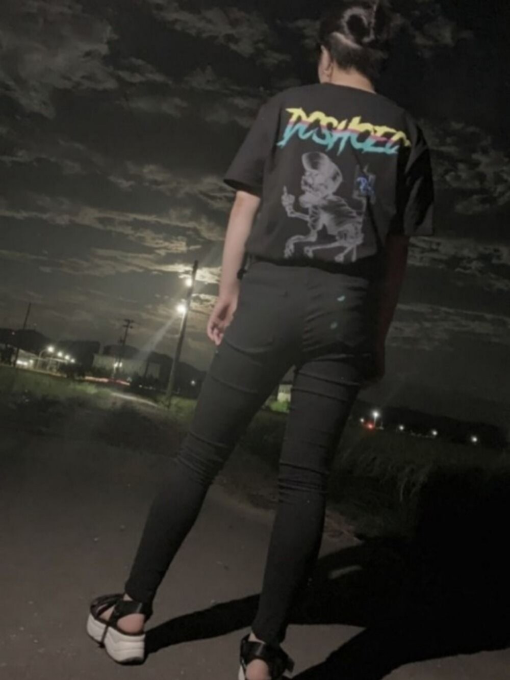 「Tシャツ、スキニーパンツ、厚底サンダル、刈り上げ、dc、Avail、GU、ブラック、全身黒、ブラックコーデ」｜「Availのアイテム（パンツ、ブラック系）」を使った、みさん（レディース・156cm）の夏コーディネートの1枚目の写真