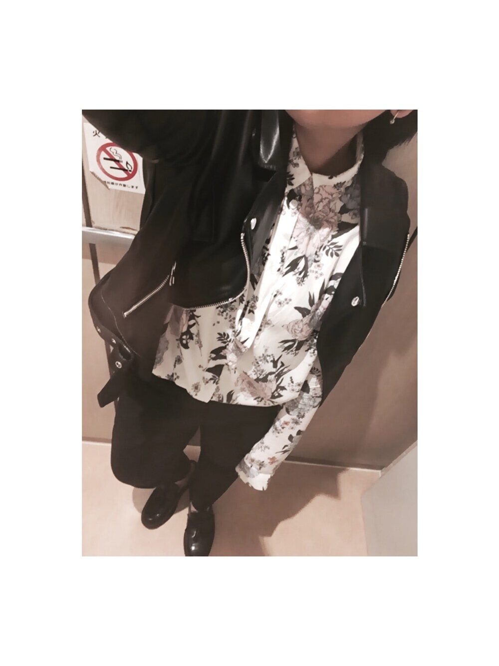 「ライダース、ootd、柄シャツ、スラックス、オールブラック、ベレー帽、ローファー」｜「H&Mのアイテム（ライダースジャケット、ブラック系）」を使った、麻生さん（レディース・152cm）の春コーディネートの1枚目の写真