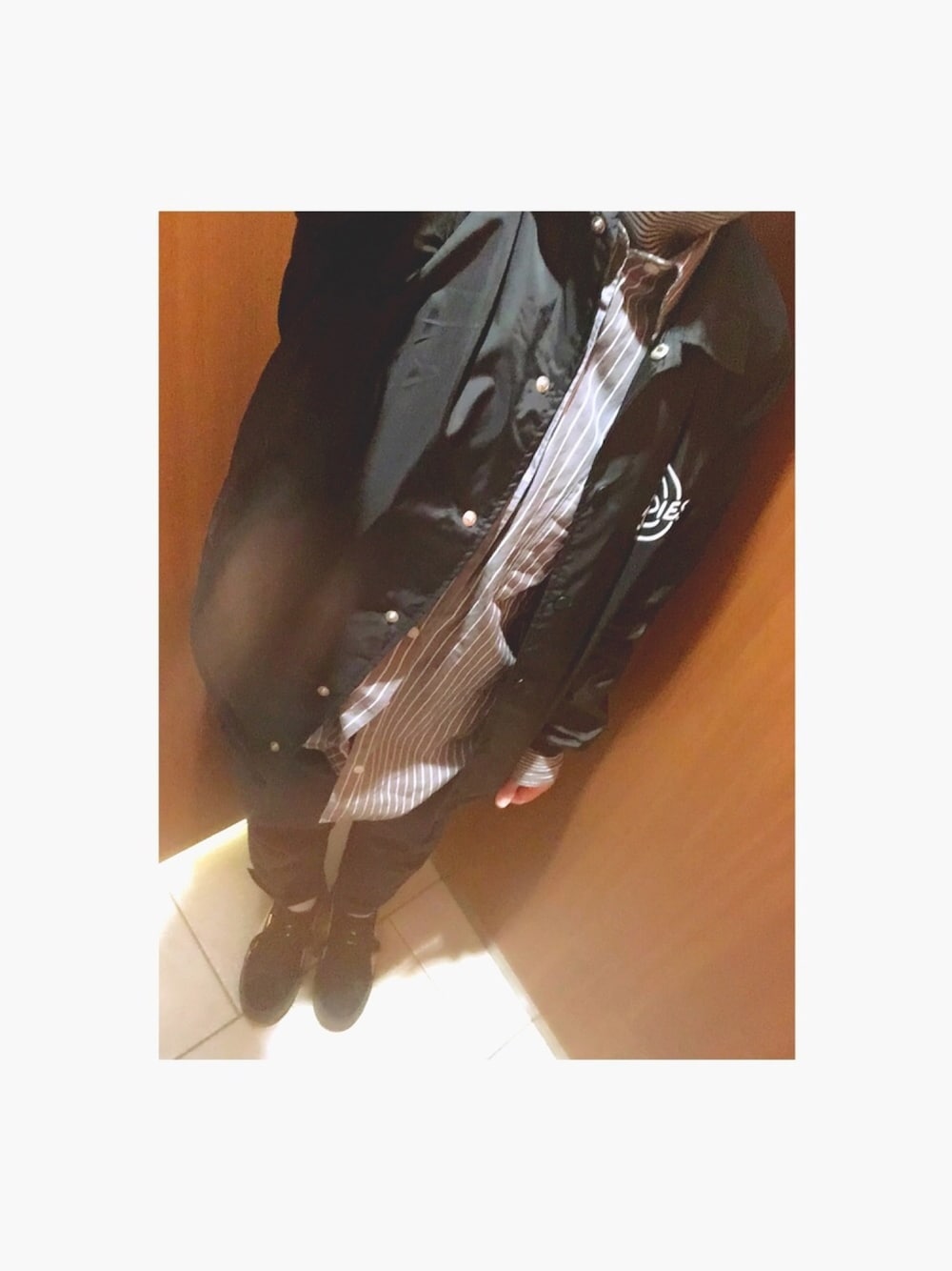 「スケータースタイル、コーチジャケット、バンドグッズ、THE BAWDIES、スニーカー、低身長、UNIQLO、モノトーン」｜「THE BAWDIESのアイテム（ナイロンジャケット、ブラック系）」を使った、麻生さん（レディース・152cm）の秋コーディネートの1枚目の写真
