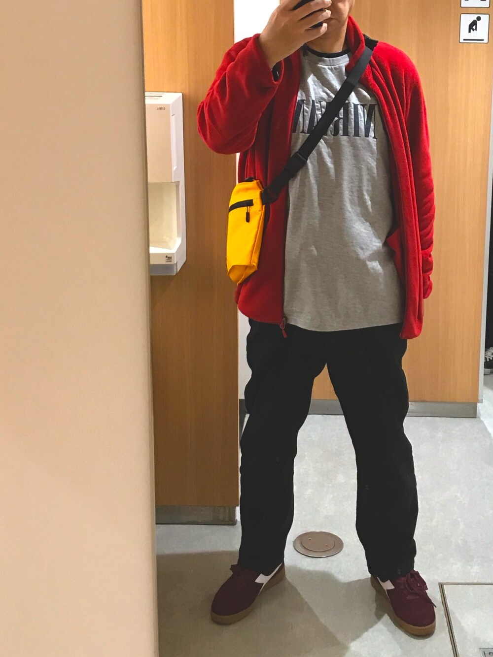 「GU、NIRVANA、UNIQLO、GIORDANO、EDWIN、diadora、ZETT、フリース、サコッシュ」｜「UNIQLOのアイテム（ジャケット/アウター、レッド系）」を使った、テリーさん（メンズ・178cm）の秋コーディネートの1枚目の写真