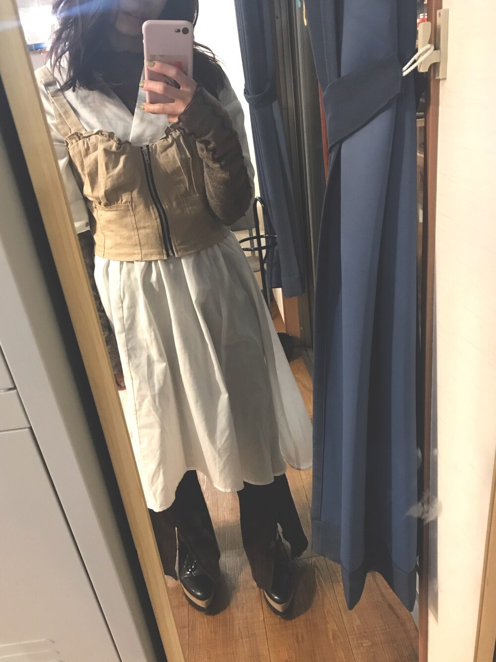 「シャツスタイル、ブラウン、ビスチェ」｜「Lara Flamingoのアイテム（シャツワンピース、ホワイト系）」を使った、azukiさん（レディース・138cm）の冬コーディネートの1枚目の写真