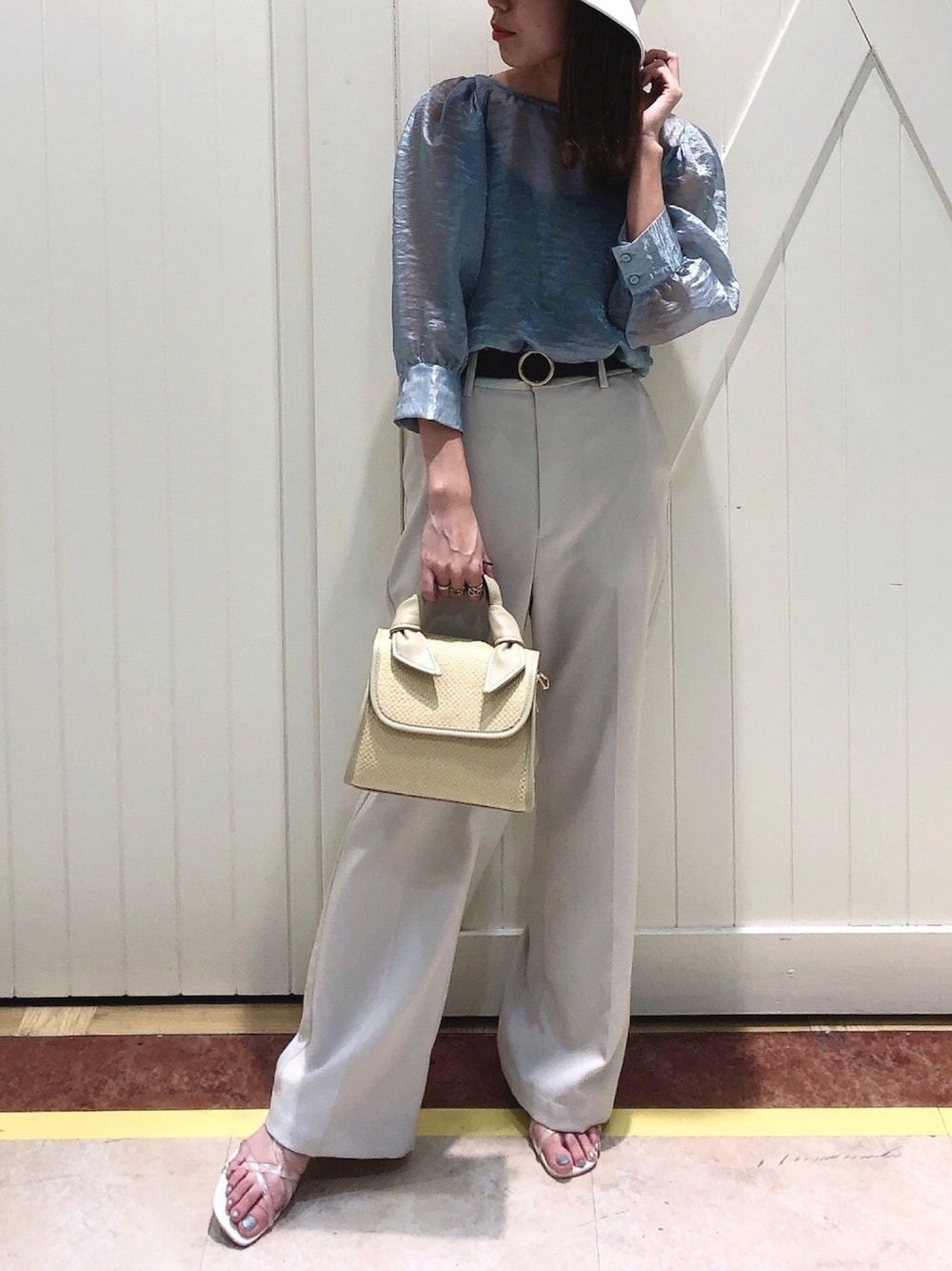 「へザー、沖縄リアルなコーデ、パンツスタイル、スラックス、シアー、パフスリーブ、ブラウス、クリアサンダル、オトナカジュアル、summer」｜「Heatherのスリムフィットスラックス3　883929（スラックス、ホワイト系）」を使った、Ayamiさん（レディース・158cm）の春コーディネートの1枚目の写真