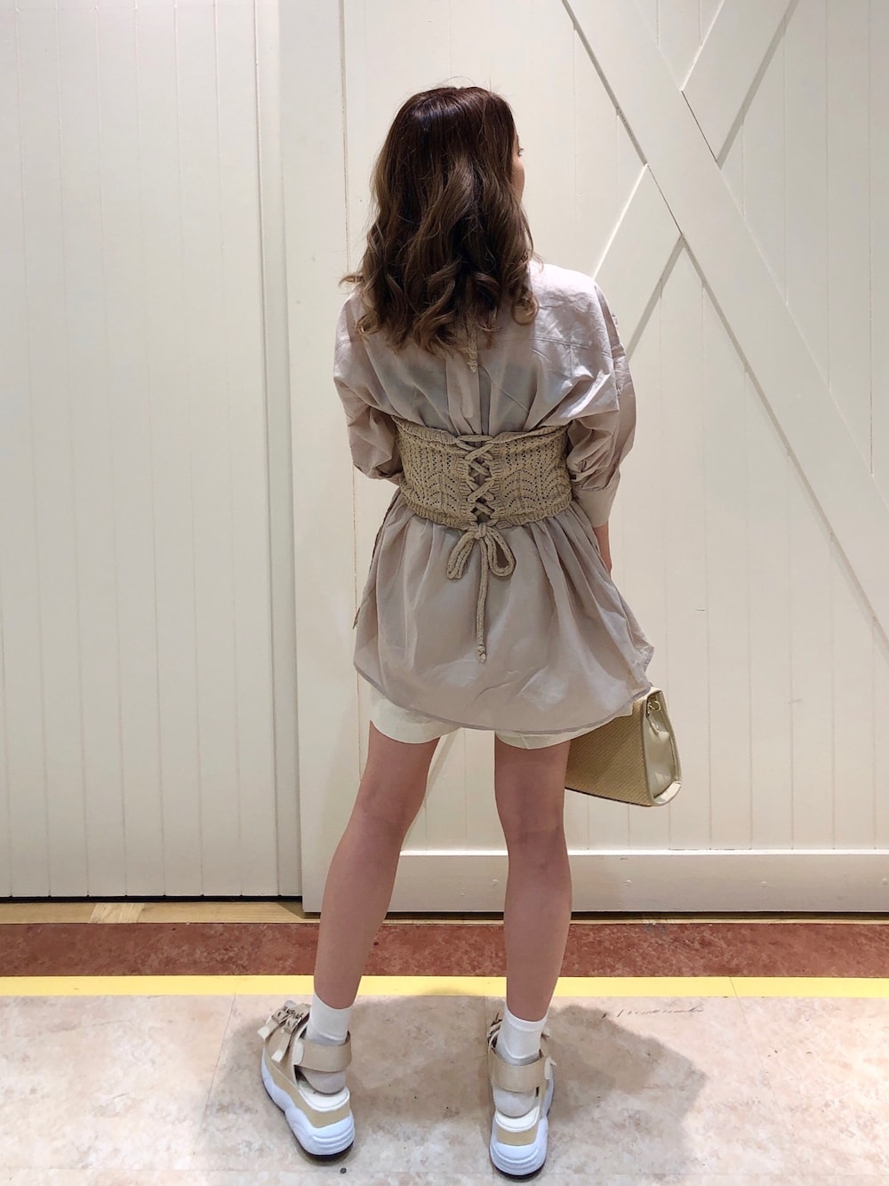 「シンプル、へザー、休日スタイル、ビスチェ、シャツスタイル、シャツワンピ、スポーツサンダル、厚底サンダル、シャツ、ビッグシルエット」｜「Heatherのスカシニットホルダーネックビスチェ　886073（その他トップス、ベージュ系）」を使った、Ayamiさん（レディース・158cm）の夏コーディネートの1枚目の写真