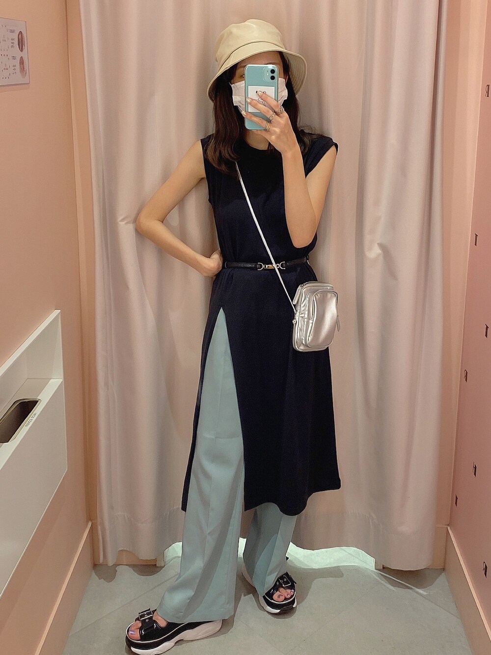 「大人カジュアル、夏コーデ、へザー、休日スタイル、パンツスタイル、スラックス、タンクトップ、ワンピース、ウエストマーク、バケットハット」｜「Heatherのフカスリットマキシワンピース　891572（ワンピース、ブラック系）」を使った、Ayamiさん（レディース・158cm）の夏コーディネートの1枚目の写真