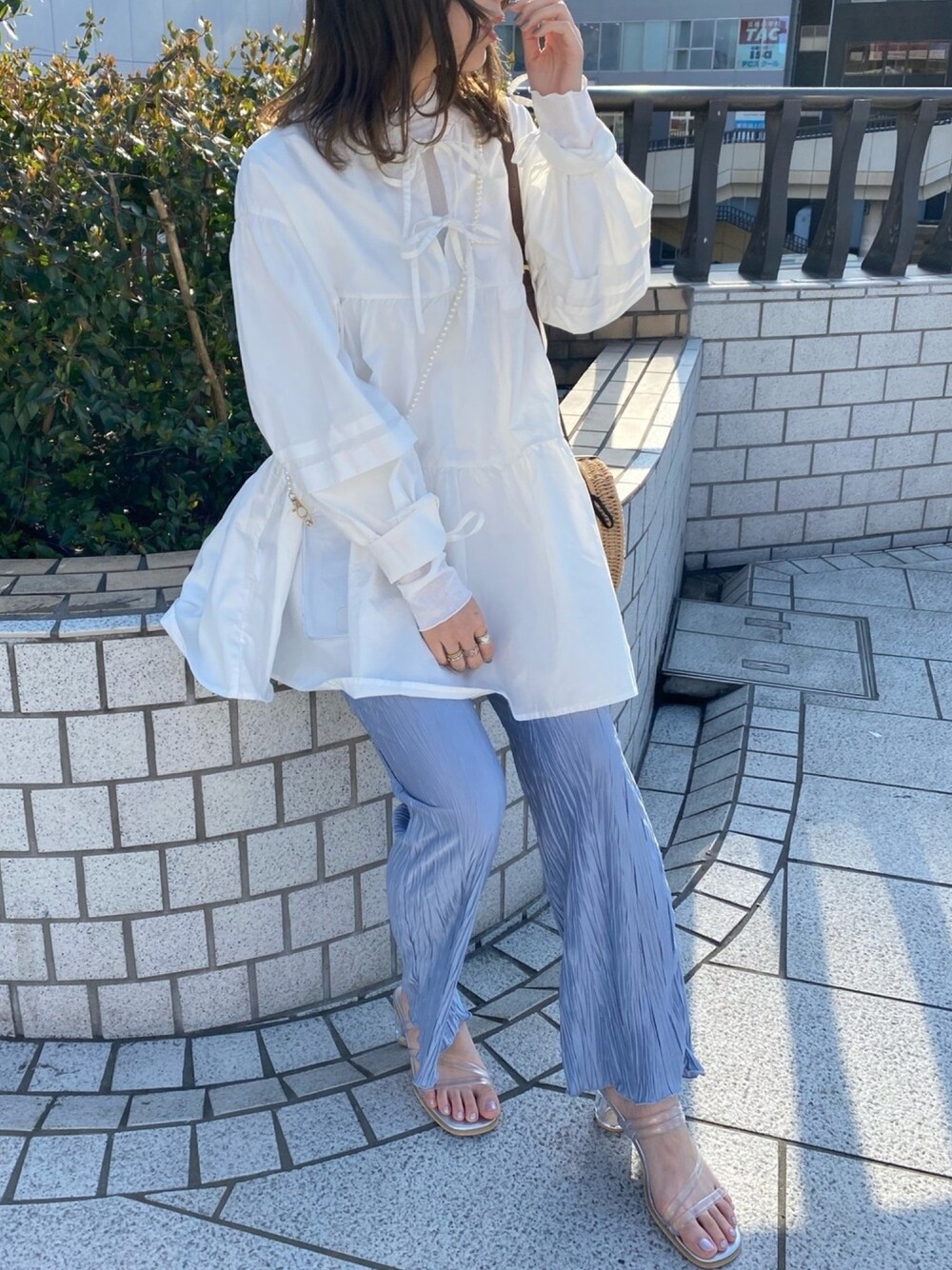 「休日スタイル、Heather、チュニック、春夏コーデ、ボリューム袖、クリアサンダル、ゆるコーデ、カラーパンツ、パンツ」｜「Heatherのカットヨウリュウプリーツパンツ　941622（その他パンツ、ブルー系）」を使った、Ayamiさん（レディース・158cm）の春コーディネートの1枚目の写真