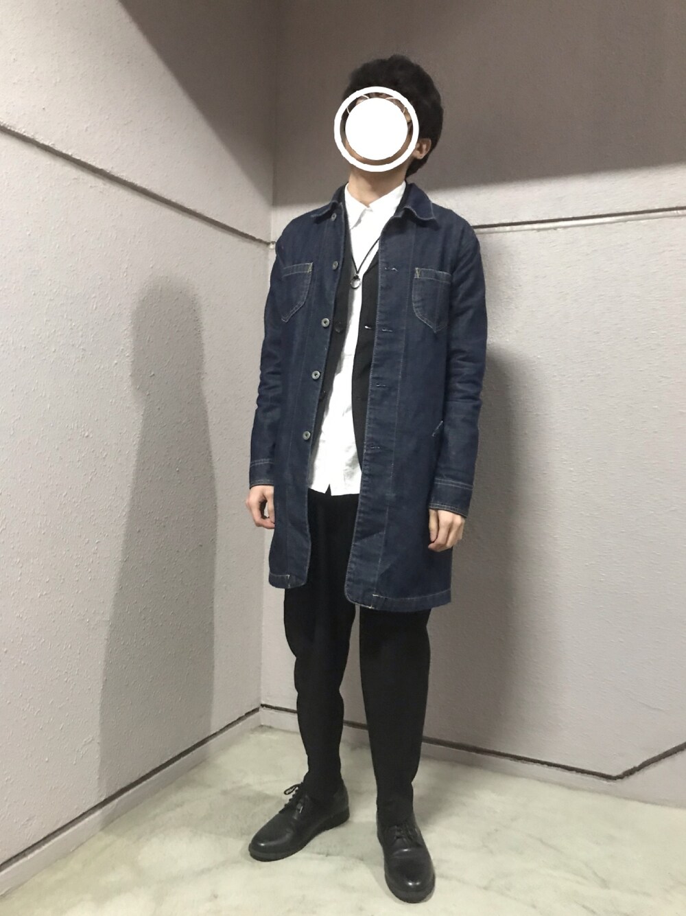 「デニムコート、キレイめ、スラックス、革靴、ジャケット、白シャツ、低身長、大学生、SEVENDAYS＝SUNDAY、King Gnu」｜「koeのボタンダウンカラーオックスシャツ（シャツ/ブラウス、ホワイト系）」を使った、西鼠さん（メンズ・161cm）の春コーディネートの1枚目の写真