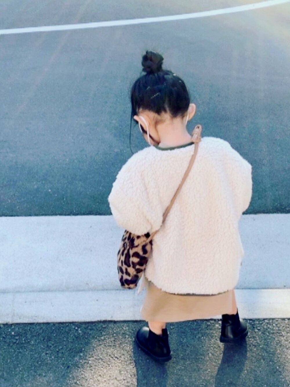 「休日スタイル、キッズコーデ、おんなのこ」｜「BRANSHESの【WEB限定】ボアジャケット（ブルゾン、ホワイト系）」を使った、ずぴさん（キッズ・100cm）の冬コーディネートの1枚目の写真