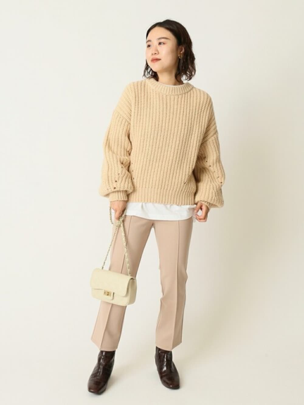「ニット・セーター、ニット、パンツ、ショルダーバッグ、ショートブーツ、クロップドパンツ、U by SPICK&SPAN、ユーバイ　スピックアンドスパン」｜「U by SPICK&SPANのローゲージプルオーバー◆（ニット/セーター、ベージュ系）」を使った、YUIさん（レディース・156cm）の秋コーディネートの1枚目の写真