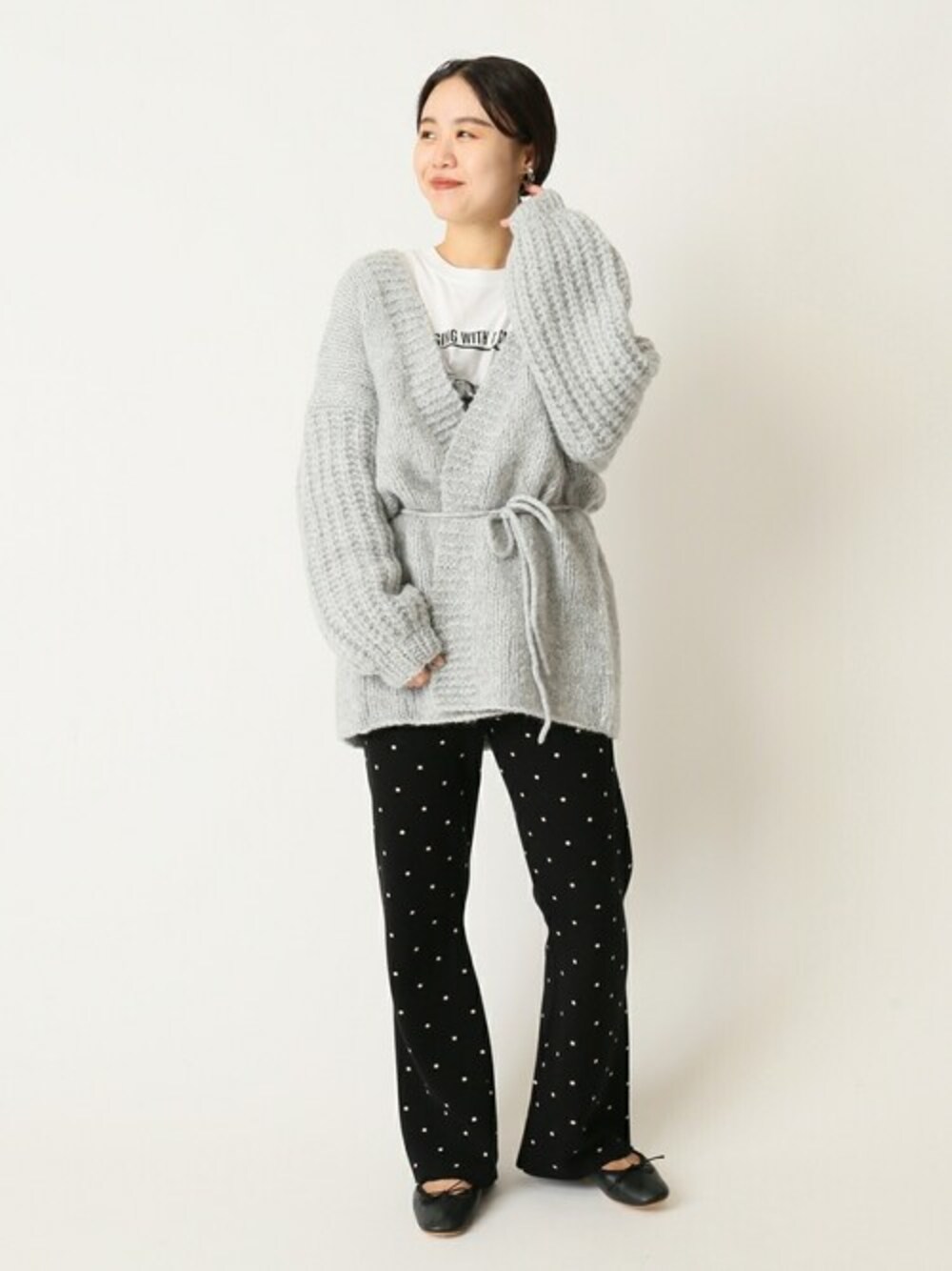 「ニット・セーター、カットソー、カーディガン、ニット、パンツ、Tシャツ、フラットシューズ、バレエシューズ、U by SPICK&SPAN、ユーバイ　スピックアンドスパン」｜「U by SPICK&SPANのローゲージハンドニット カーディガン◆（カーディガン/ボレロ、グレー系）」を使った、YUIさん（レディース・156cm）の秋コーディネートの1枚目の写真