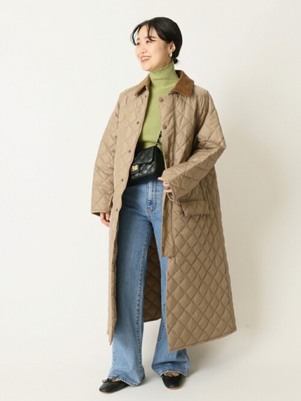 「ニット・セーター、コート、ニット、パンツ、ステンカラーコート、ショルダーバッグ、デニムパンツ、バレエシューズ、U by SPICK&SPAN、ユーバイ　スピックアンドスパン」｜「U by SPICK&SPANの【Barbour/バブアー】BURGHLEY ナイロンコート◆（その他アウター、ベージュ系）」を使った、YUIさん（レディース・156cm）の秋コーディネートの1枚目の写真