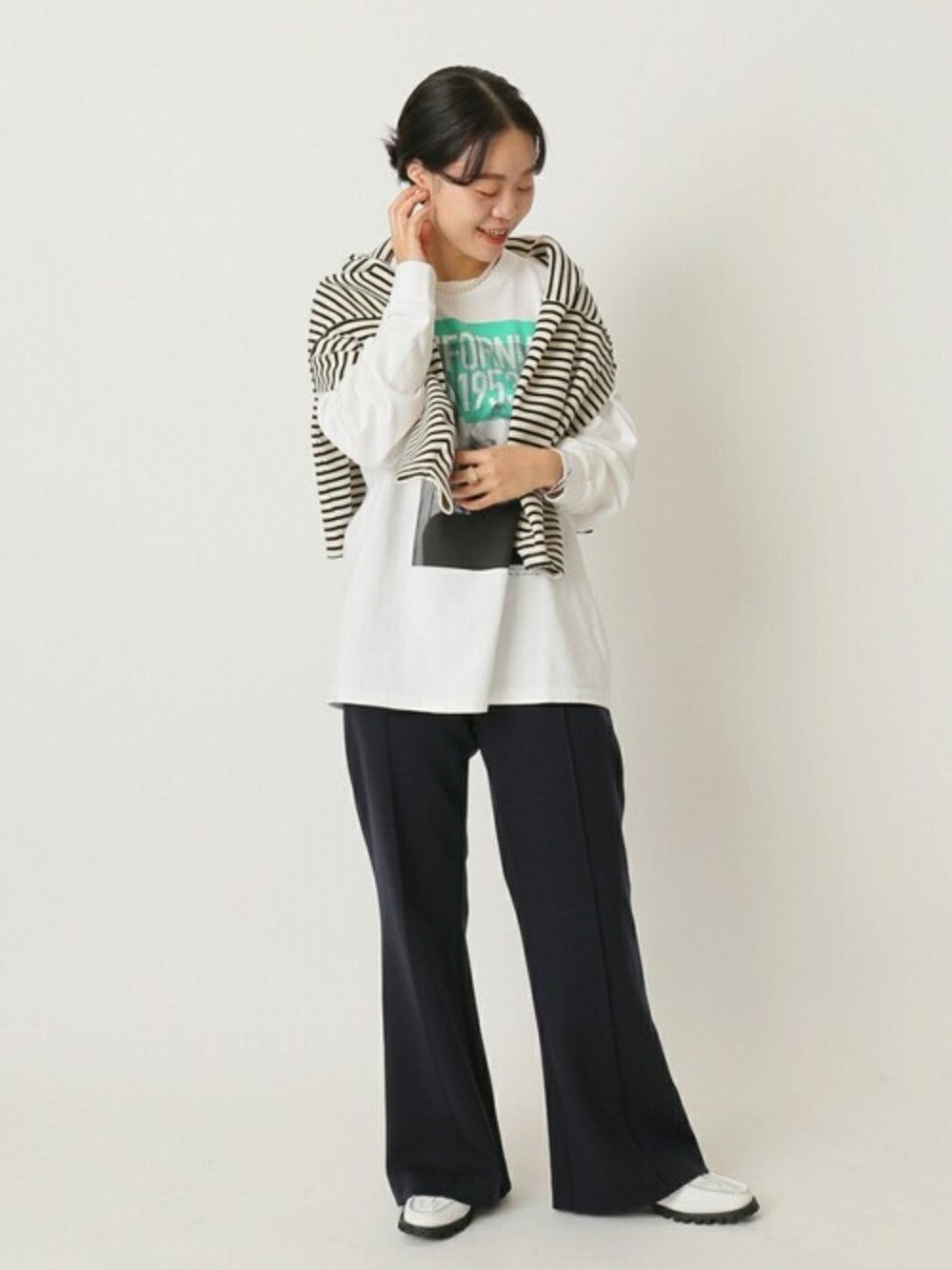 「カットソー、カーディガン、パンツ、ボーダー、Tシャツ、フラットシューズ、サンダル、U by SPICK&SPAN、ユーバイ　スピックアンドスパン」｜「U by SPICK&SPANのドットボタン ボーダーカーディガン◆（カーディガン/ボレロ、ブラック系）」を使った、YUIさん（レディース・156cm）の冬コーディネートの1枚目の写真