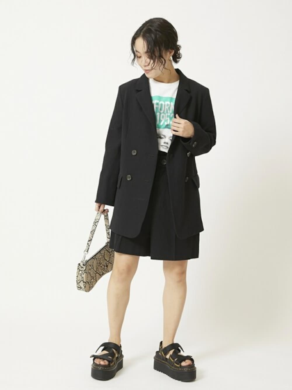 「カットソー、ジャケット、パンツ、セットアップ、テーラードジャケット、ショートパンツ、Tシャツ、リネン、U by SPICK&SPAN、ユーバイ　スピックアンドスパン」｜「U by SPICK&SPANのコットンリネンオーバーテーラードジャケット◆（テーラードジャケット、ブラック系）」を使った、YUIさん（レディース・156cm）の冬コーディネートの1枚目の写真