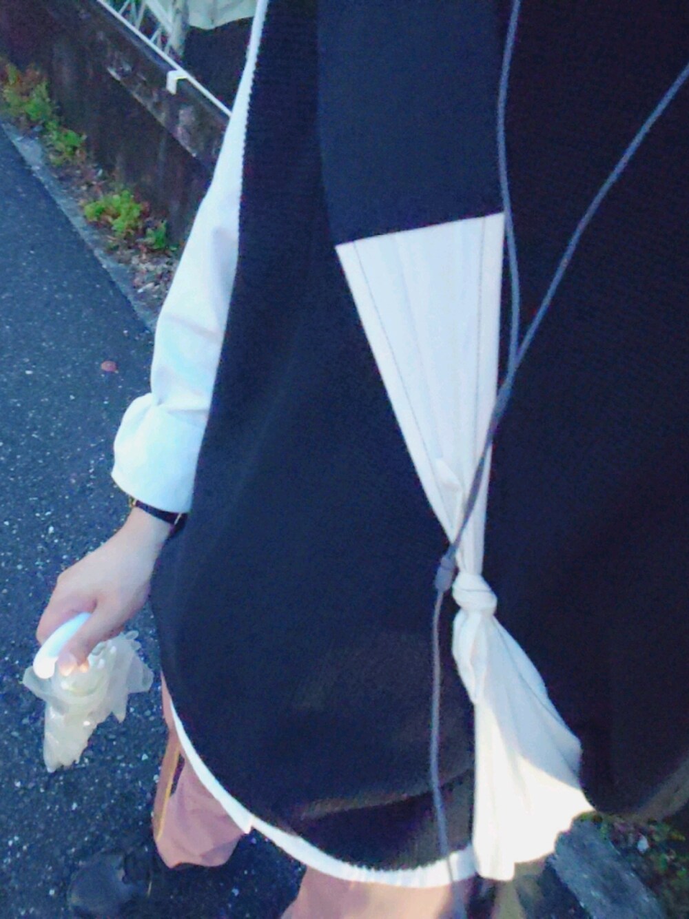 ブラック系のベスト、ブラック系のトートバッグ、ホワイト系のシャツ/ブラウスを着用したメンズの春コーディネートの1枚目の写真