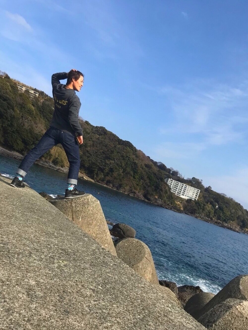 「tcss、orslow、ASSOV、New Balance、G-SHOCK、BEAMS、banks」｜「TCSSのアイテム（パーカー、ブラック系）」を使った、climさん（メンズ・166cm）の冬コーディネートの1枚目の写真