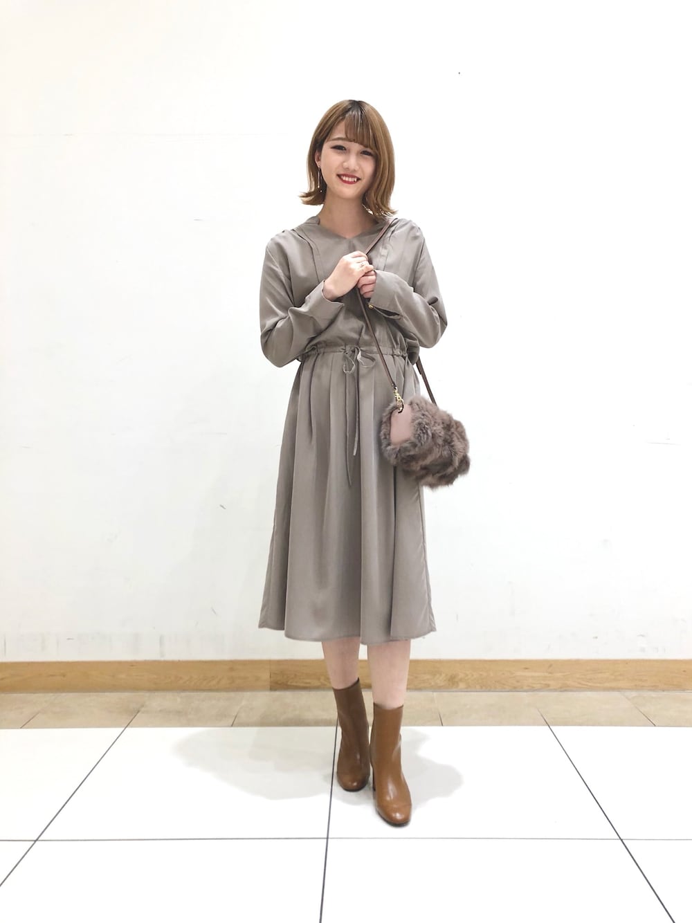 「ワンピース、シンプル、綺麗目、セミフォーマル、顔合わせ、二次会、秋冬コーデ、アーバンリサーチロッソ、URBAN RESEARCH ROSSO、URBAN RESEARCH」｜「URBAN RESEARCH ROSSOのスウェードサテン切替ワンピース（ワンピース、グレー系）」を使った、miuさん（レディース・159cm）の秋コーディネートの1枚目の写真