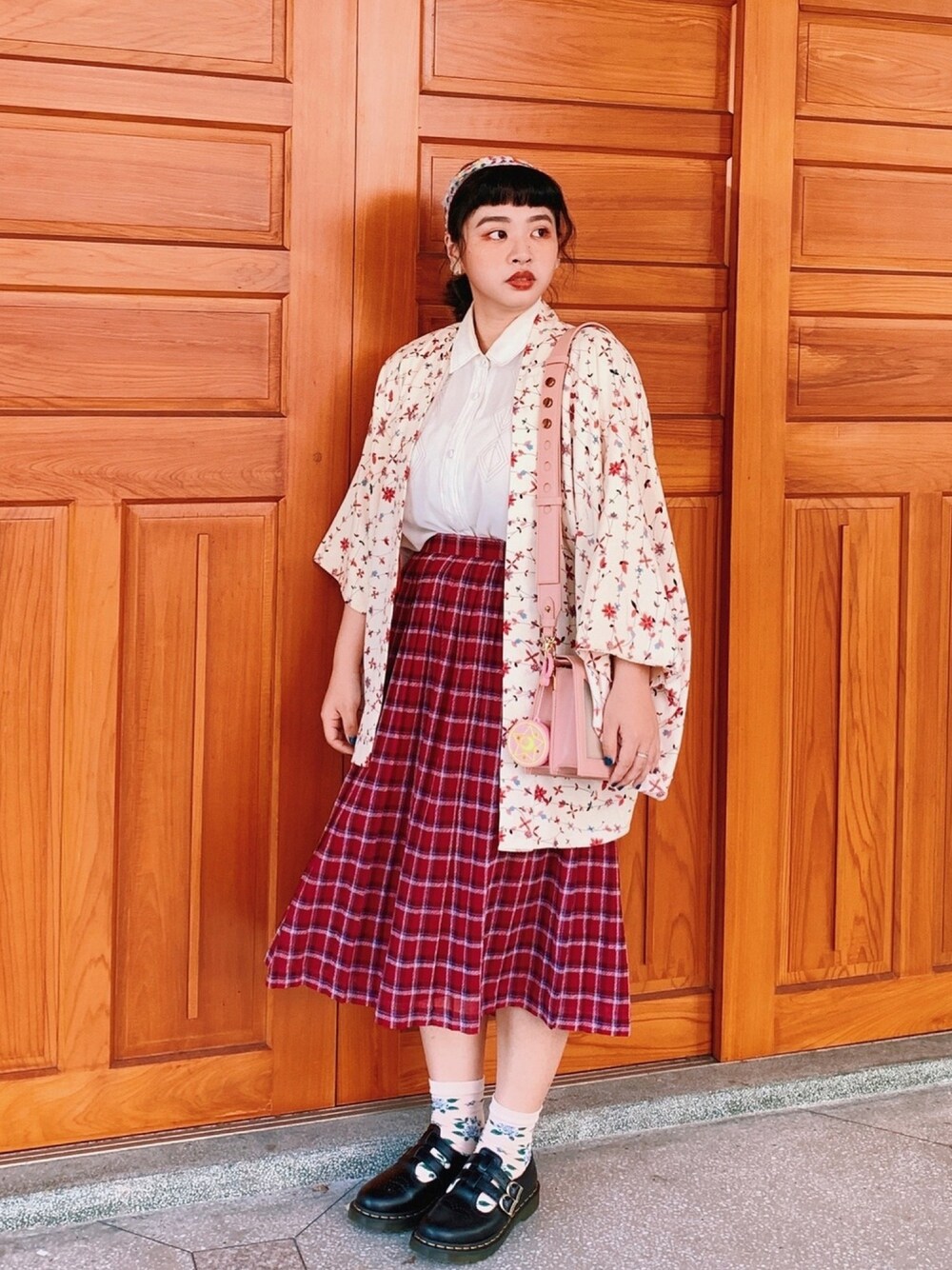 「ootd、夏コーデ、Dr.Martens、羽織り、今日のコーデ、日系、古着コーデ、古着女子、ピンク、貳咿穿衣」｜「CHARLES & KEITHのウィンドウ クロスボディバッグ / Window Crossbody Bag（ショルダーバッグ、ピンク系）」を使った、21貳咿@hsuan. jpgさん（レディース・160cm）の夏コーディネートの1枚目の写真