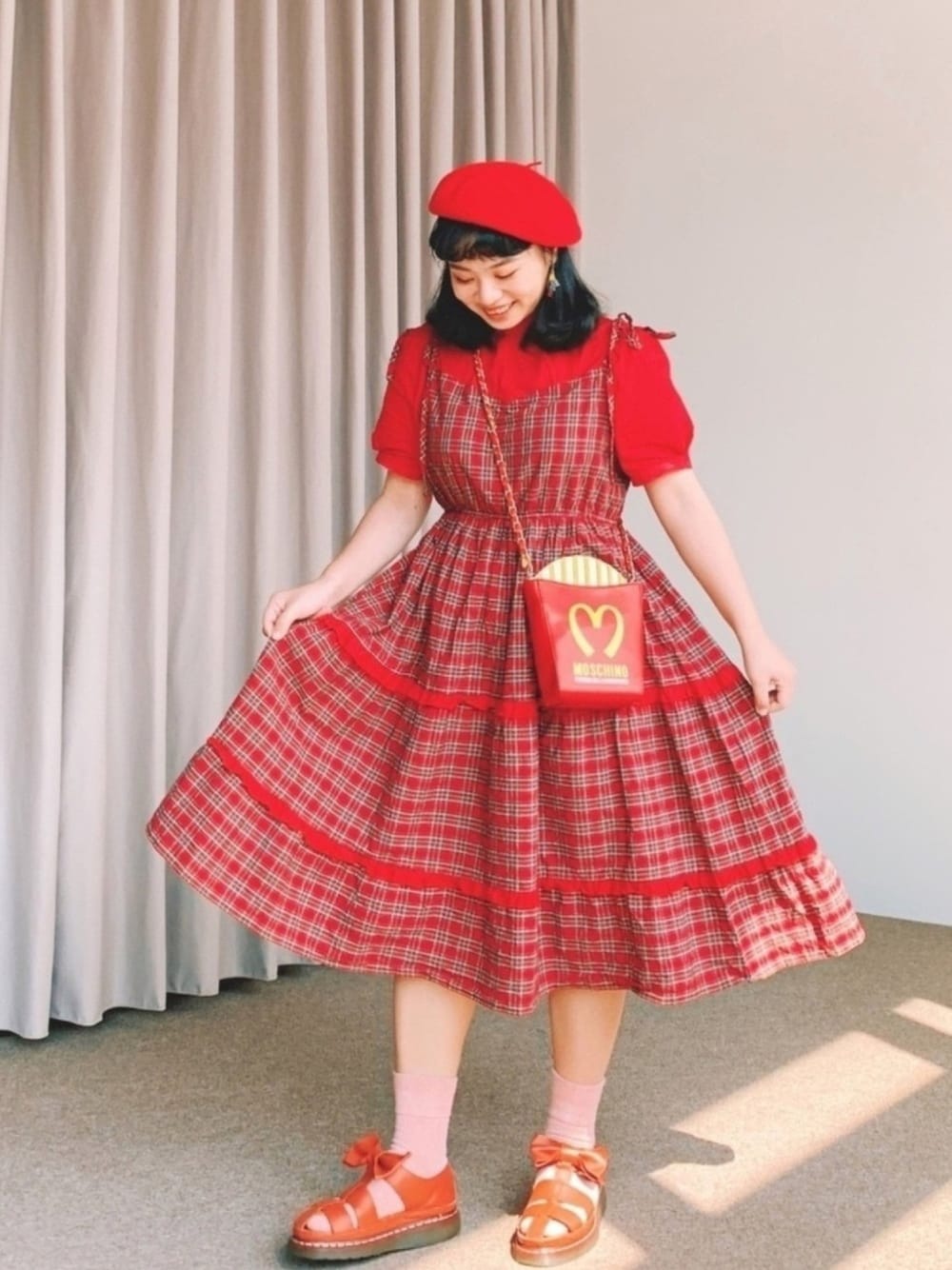 「赤コーデ、今日のコーデ、かわいい、格紋、洋裝、紅色、同色コーデ、古着コーデ、貳咿穿衣、ootd」｜「Dr. Martensのアイテム（サンダル、レッド系）」を使った、21貳咿@hsuan. jpgさん（レディース・160cm）の秋コーディネートの1枚目の写真