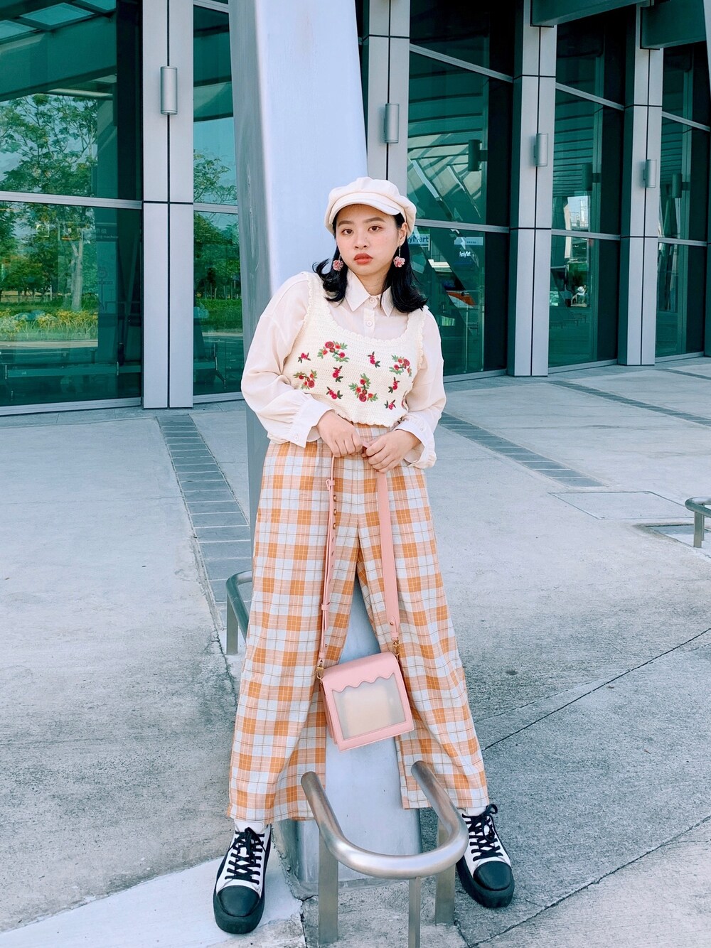 「街頭穿搭、古着MIX、ootd、貳咿穿衣、Tokyo bopper、格紋、秋のコーデ、秋冬コーデ、日常、復古」｜「CHARLES & KEITHのウィンドウ クロスボディバッグ / Window Crossbody Bag（ショルダーバッグ、ピンク系）」を使った、21貳咿@hsuan. jpgさん（レディース・160cm）の秋コーディネートの1枚目の写真