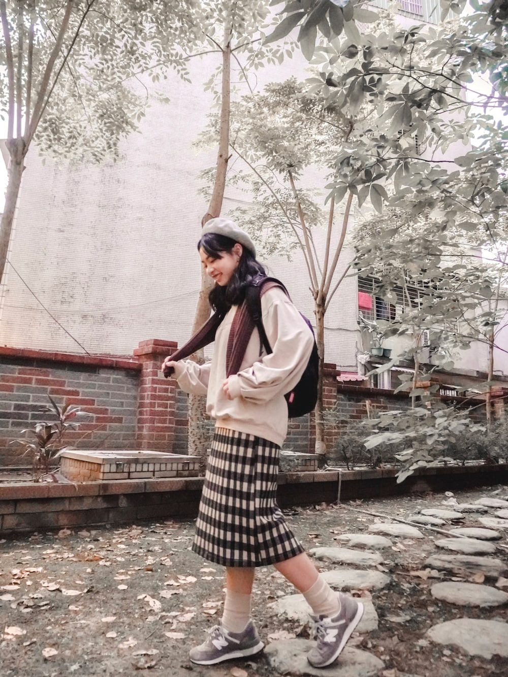 「貳咿穿衣、スウェット、スカート、COLEMAN  、秋のコーデ、今日のコーデ、日常、格紋、New Balance、ootd」｜「COLEMANのウォーカー25 / WALKER25（バックパック/リュック、ブラック系）」を使った、21貳咿@hsuan. jpgさん（レディース・160cm）の冬コーディネートの1枚目の写真