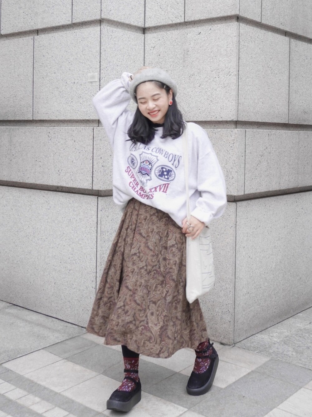 「ootd、古着、古着好きな人と繋がりたい、古着コーデ、古着女子、日常、冬コーデ、大學T、復古、貳咿穿衣」｜「AFA VINTAGEのアイテム（トップス、グレー系）」を使った、21貳咿@hsuan. jpgさん（レディース・160cm）の冬コーディネートの1枚目の写真