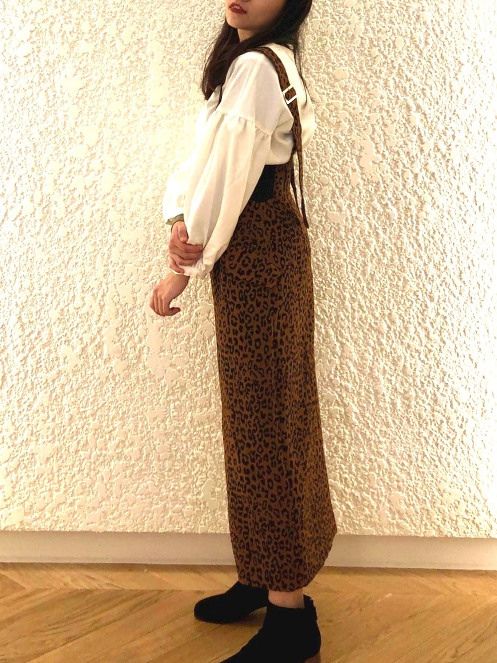 その他のスカート、ブラック系のブーティ、ホワイト系のトップスを着用したレディースの秋コーディネートの1枚目の写真