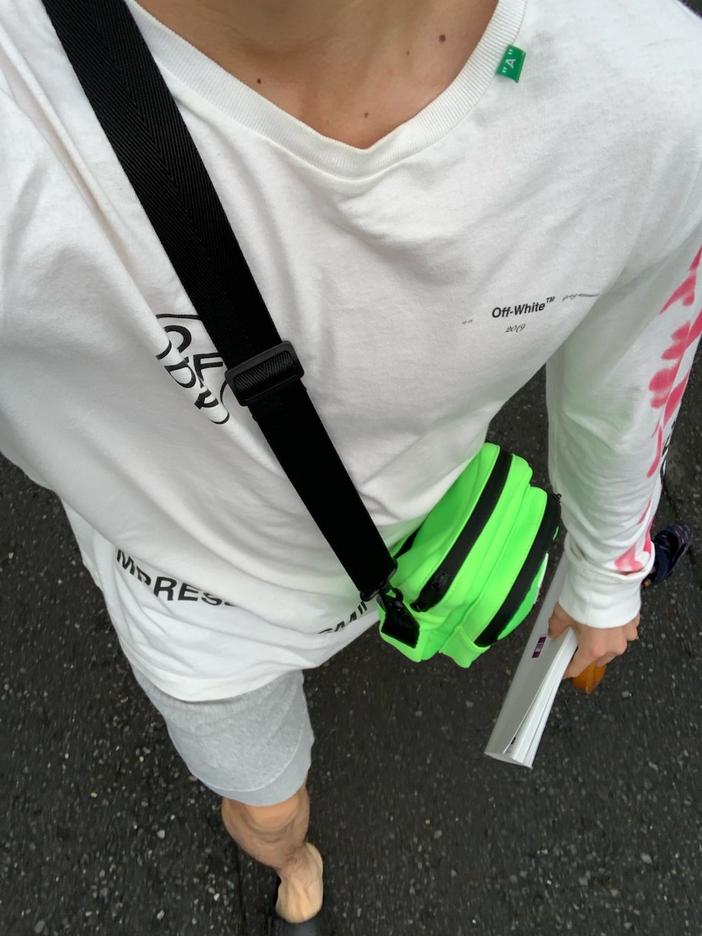 ホワイト系のTシャツ/カットソー、グリーン系のショルダーバッグ、グレー系のその他パンツを着用したメンズの夏コーディネートの1枚目の写真