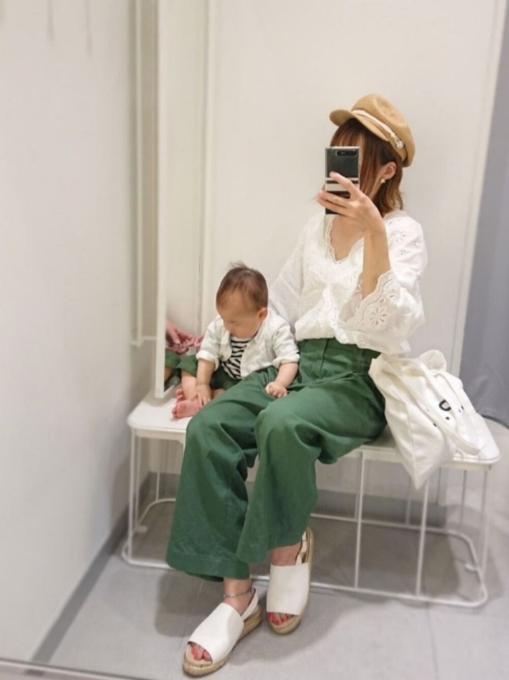 「ママコーデ、プチプラ、親子コーデ、リンクコーデ、スカラップ、ブラウス、ベイカーパンツ、チノパン、パンツスタイル、カーキ」｜「UNIQLOのハイウエストチノワイドパンツ（丈標準69～71cm）（その他パンツ、グリーン系）」を使った、Fukuco✯さん（レディース・164cm）の春コーディネートの1枚目の写真