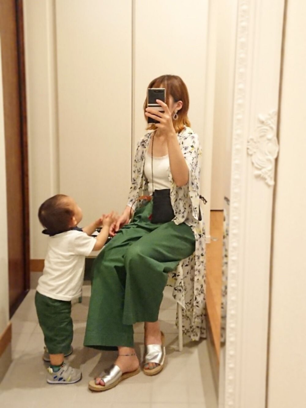 シルバー系のサンダル、ブラック系のボディバッグ/ウエストポーチ、グリーン系のその他パンツを着用したレディースの夏コーディネートの1枚目の写真