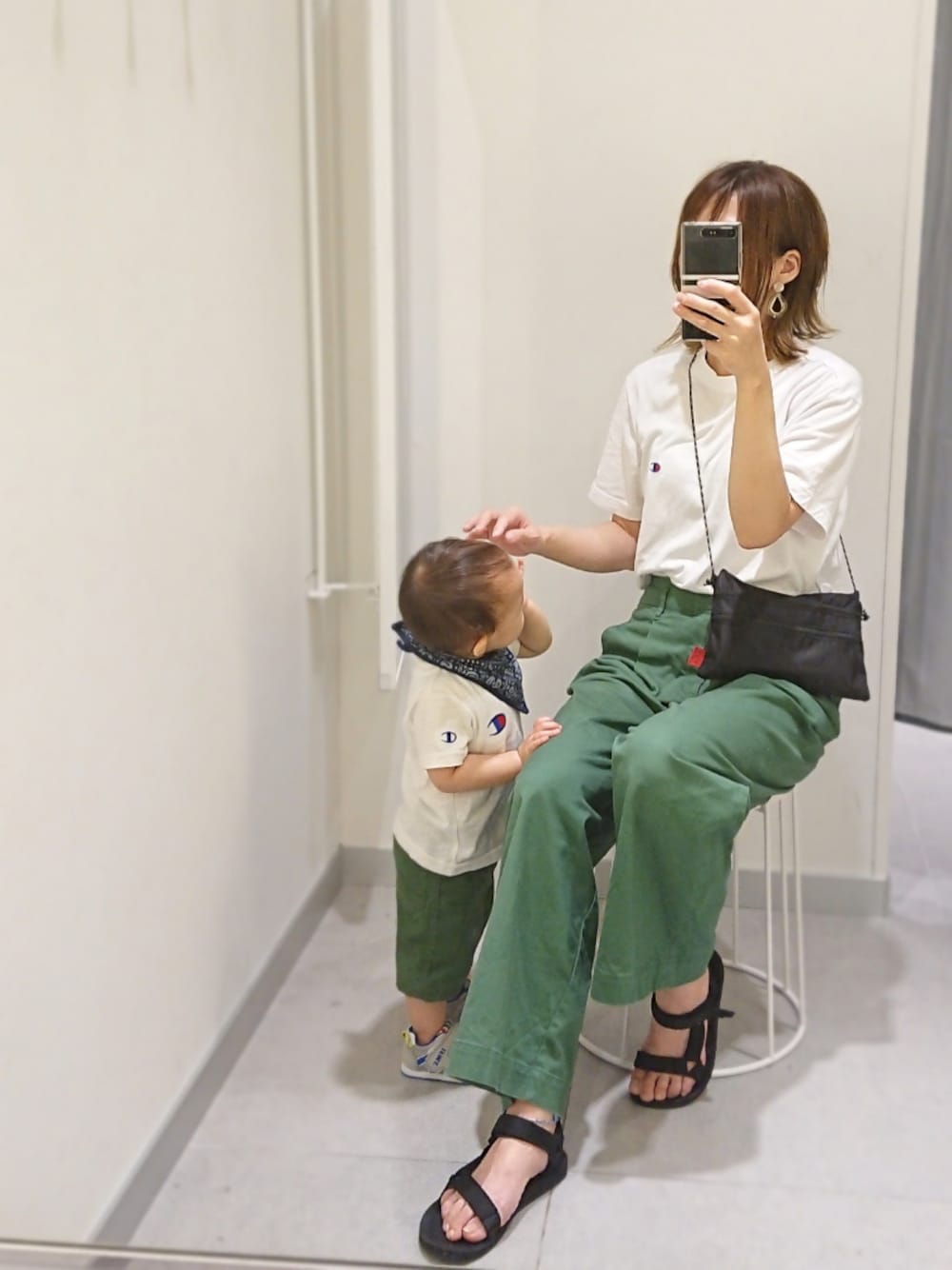 ブラック系のサンダル、ホワイト系のTシャツ/カットソー、グリーン系のその他パンツを着用したレディースの夏コーディネートの1枚目の写真