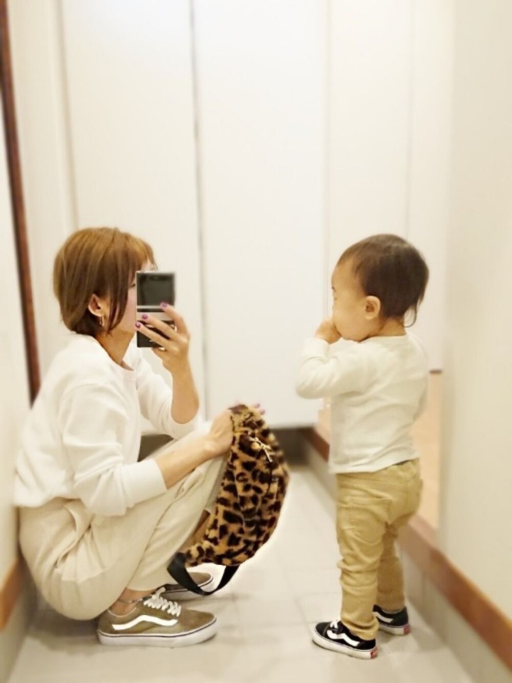 ベージュ系のスニーカー、ブラウン系のボディバッグ/ウエストポーチ、ホワイト系のその他パンツを着用したレディースの秋コーディネートの1枚目の写真