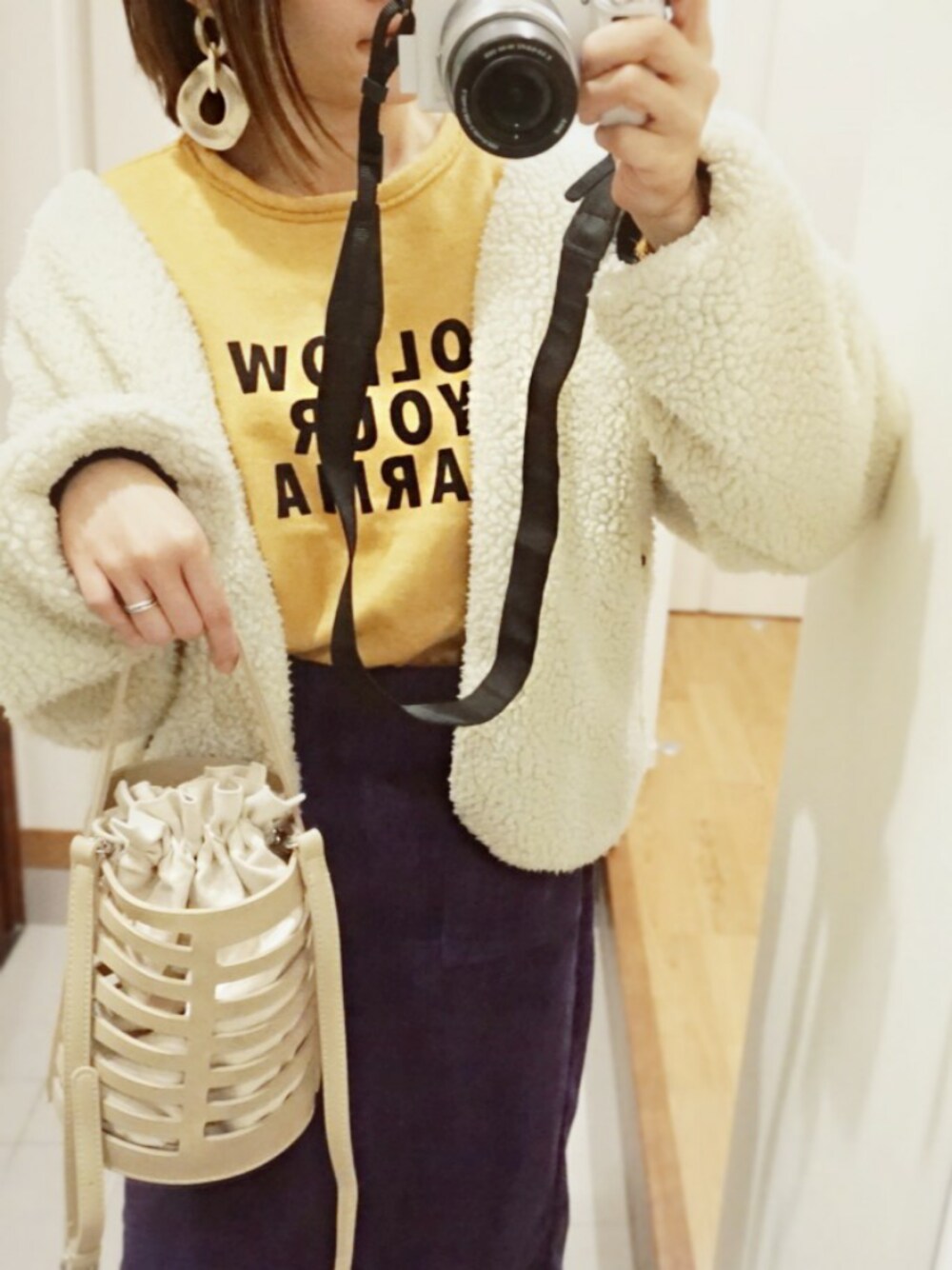 「カラーコーデ、コーデュロイスカート、パープル、マスタード、ボア、ボアジャケット、冬コーデ、ママコーデ、プチプラ、ZARA」｜「Re:EDITのアイテム（ショルダーバッグ、ベージュ系）」を使った、Fukuco✯さん（レディース・164cm）の冬コーディネートの1枚目の写真