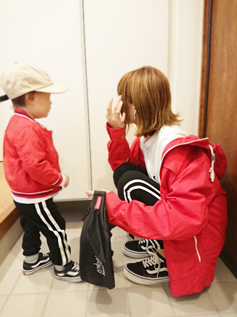 ブラック系のスニーカー、ホワイト系のTシャツ/カットソー、ブラック系のその他パンツを着用したレディースの春コーディネートの1枚目の写真